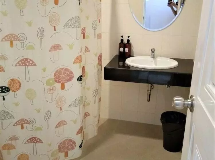 اتاق استاندارد, The Farm House Hotel Ranong