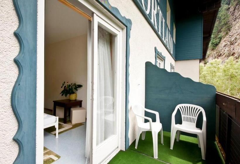 Номер Стандарт с Балконом, Sportland Inn