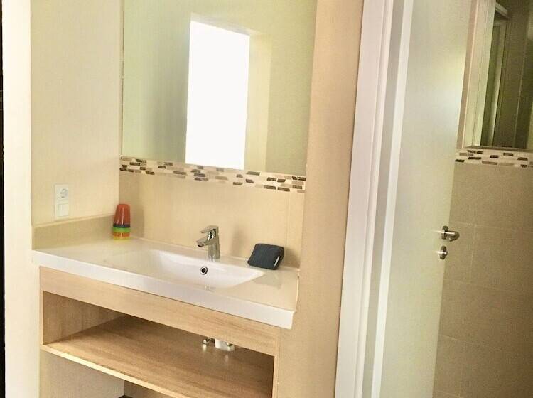 Семейный Номер, Sportland Inn