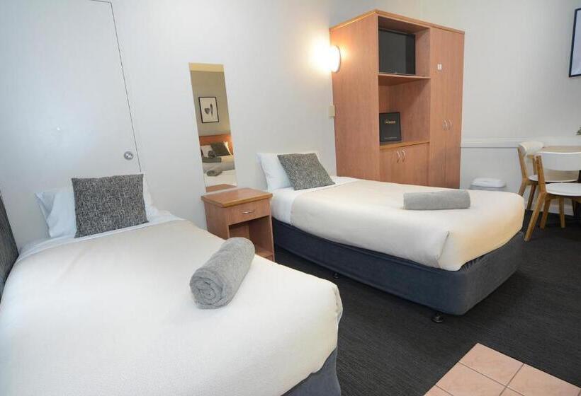 标准三人间, Barclay On View