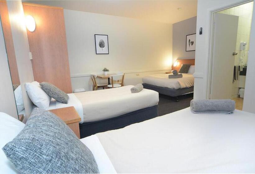 标准三人间, Barclay On View