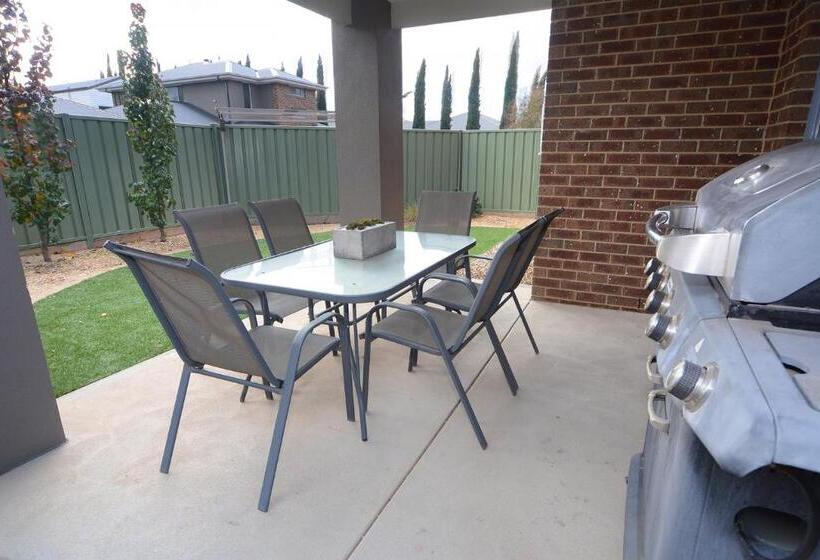 3间卧室的房子, Barclay On View