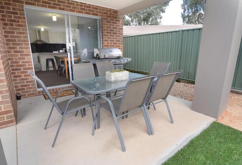 3间卧室的房子, Barclay On View