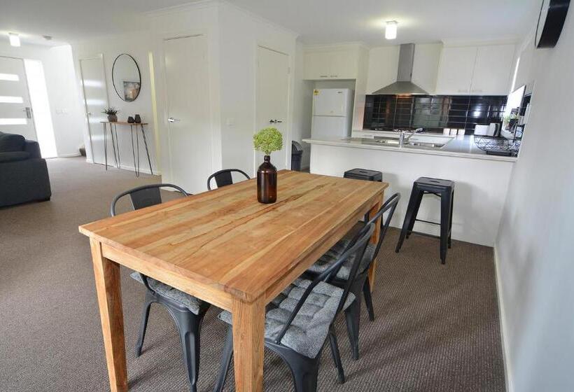 3间卧室的房子, Barclay On View