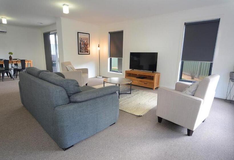 3间卧室的房子, Barclay On View