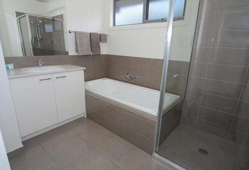 3间卧室的房子, Barclay On View