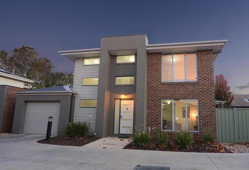 3间卧室的房子, Barclay On View