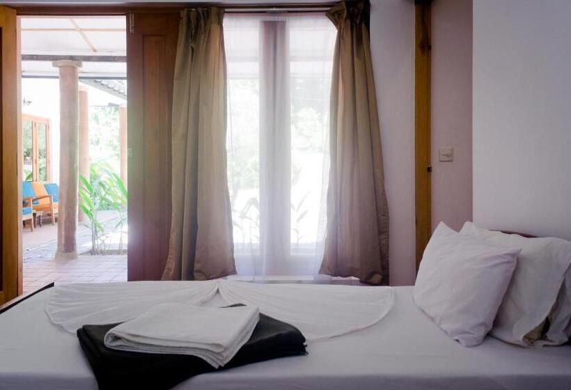 חדר משפחתי, Clove Garden Kandy