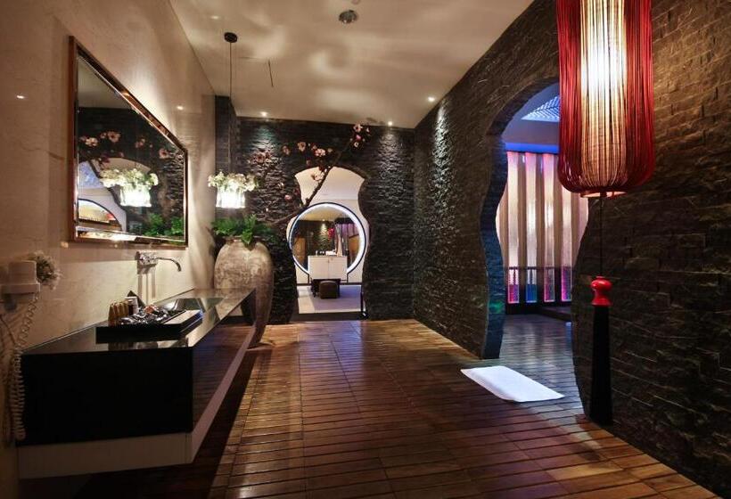 اتاق لوکس, Lanshy Motel