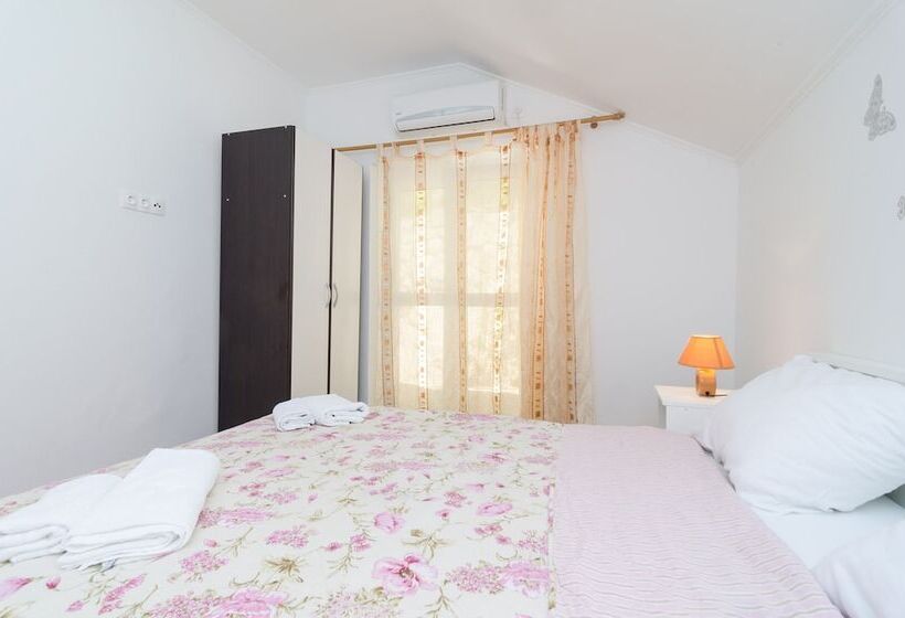 オーシャンビュースタンダードルームテラス付き, Guest House Daniela