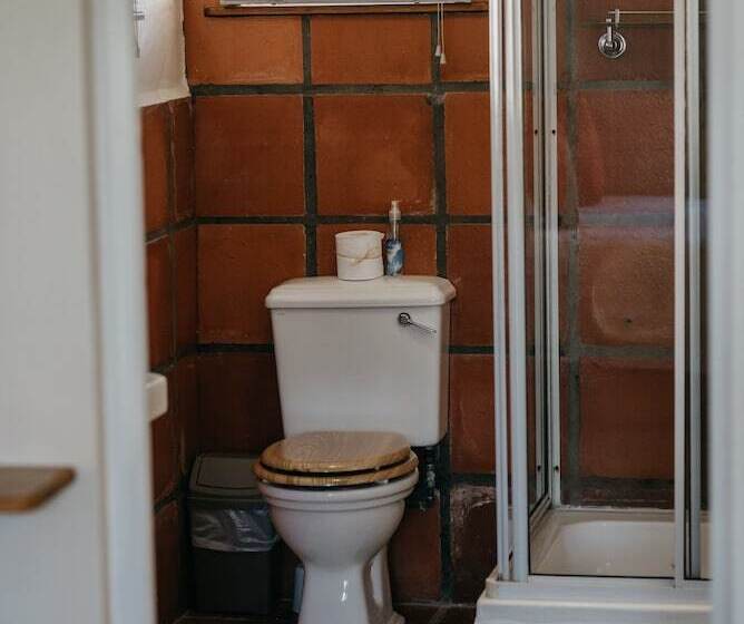 Семейный Номер, The Village Lodge