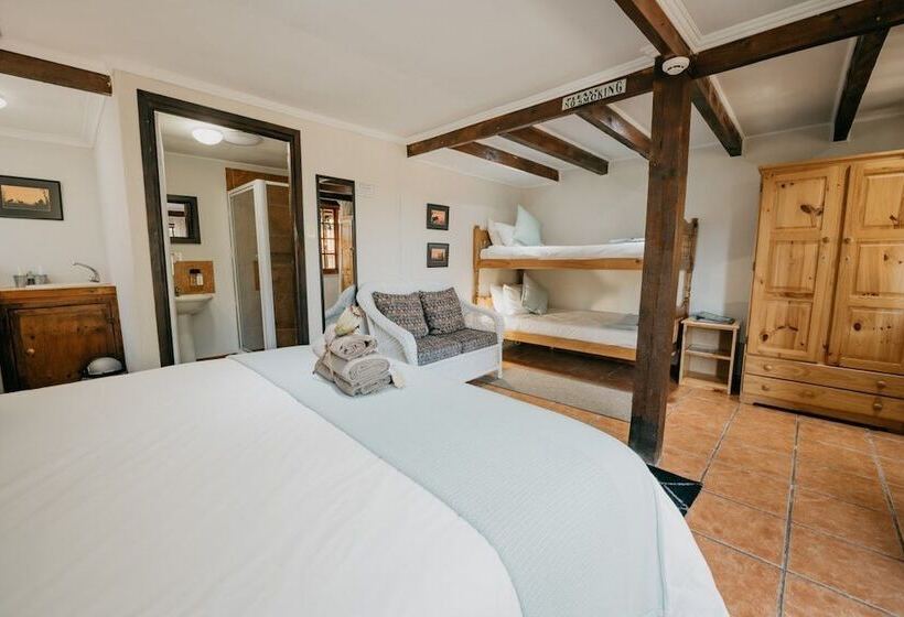 家庭间, The Village Lodge