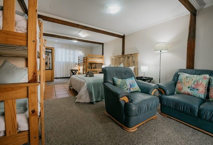 家庭间, The Village Lodge