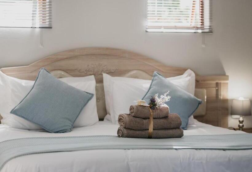 ガーデンビューファミリールーム, The Village Lodge