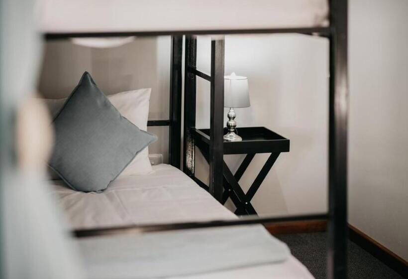 デラックスファミリールーム, The Village Lodge