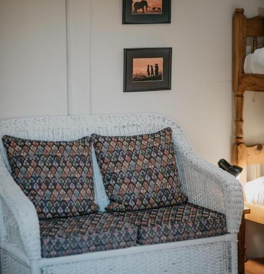 家庭间, The Village Lodge