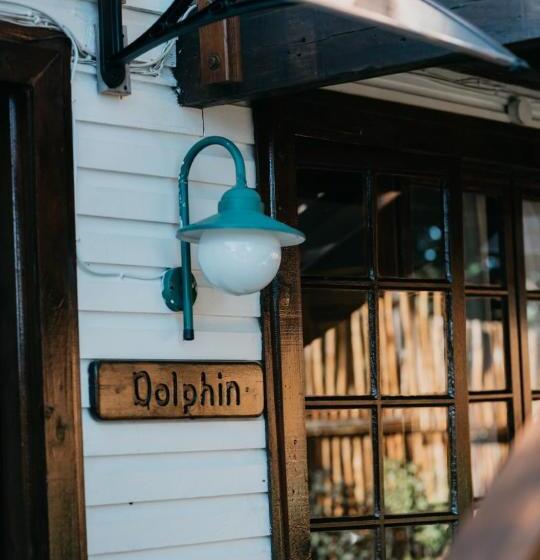 家庭间, The Village Lodge