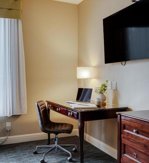 מיטת קינג בסוויטה, Ayres Hotel & Spa Mission Viejo   Lake Forest