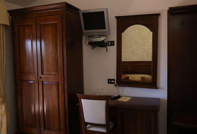 غرفة أساسية, Al Brunello