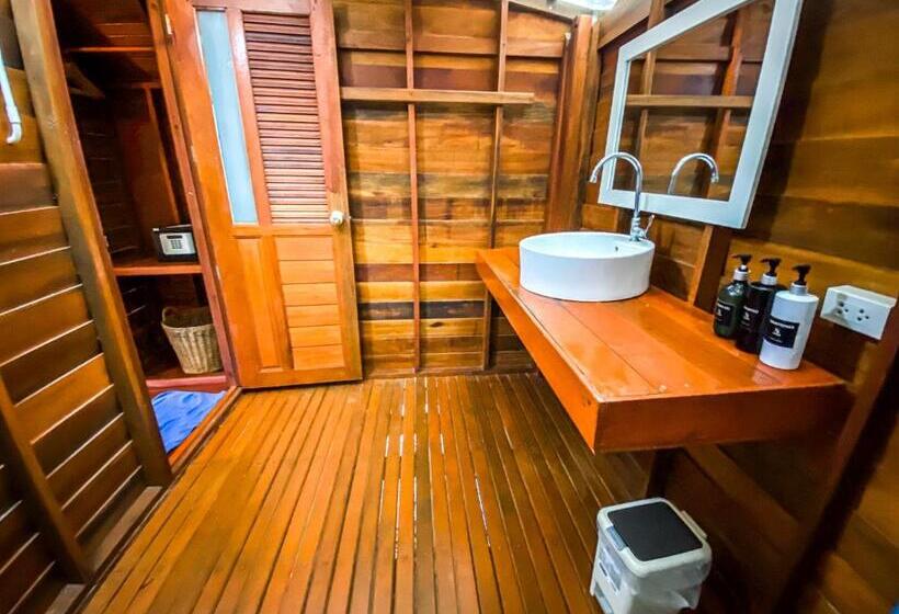 بنجلو بريميوم, Lipe Beach Resort