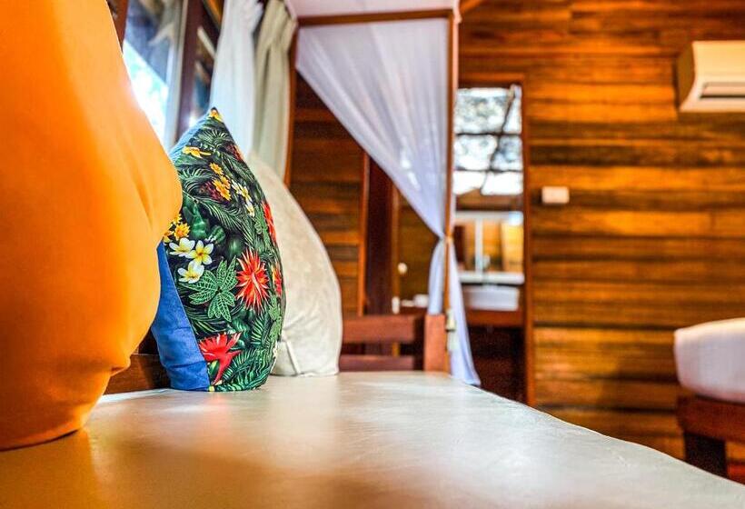 بنجلو بريميوم, Lipe Beach Resort