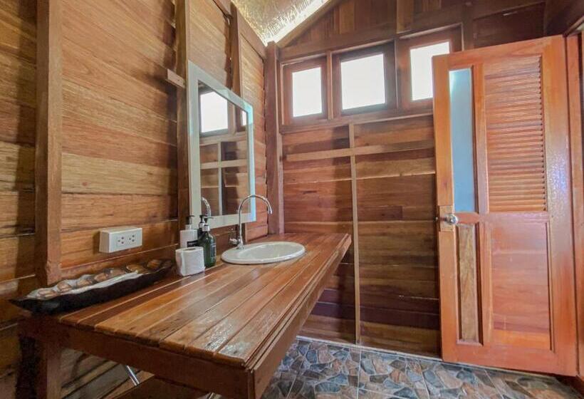 بنجلو بريميوم, Lipe Beach Resort