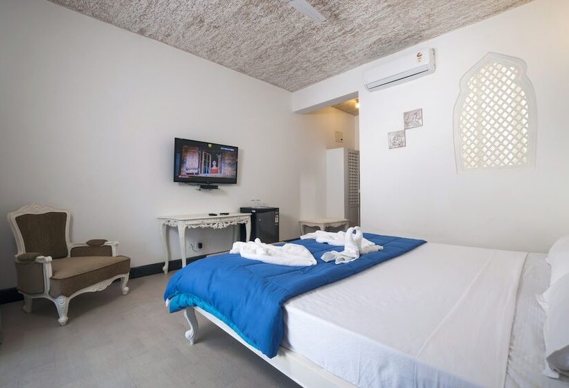 اتاق سوپریور با چشم‌انداز استخر, Royal Emirates Resort & Spa
