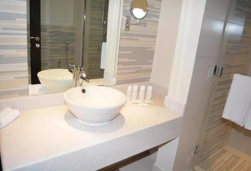 اتاق سوپریور با چشم‌انداز استخر, Radisson Blu Resort Jizan
