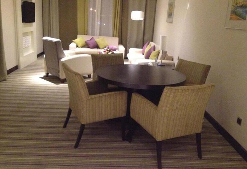 מיטת קינג בסוויטה, Radisson Blu Resort Jizan