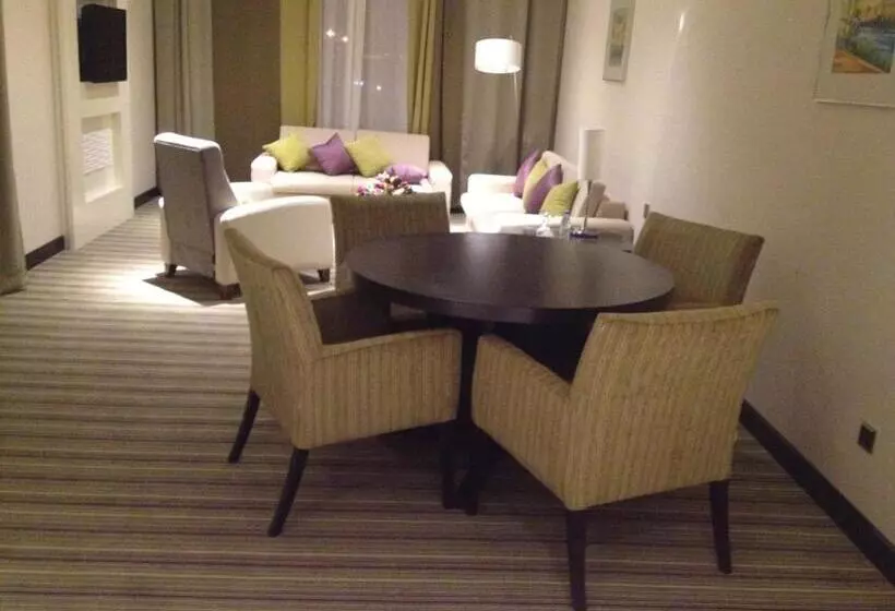 سوئیت با تخت بزرگ, Radisson Blu Resort Jizan