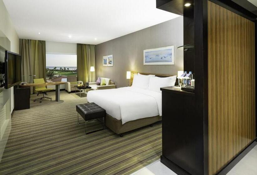 מיטת קינג בסוויטה, Radisson Blu Resort Jizan