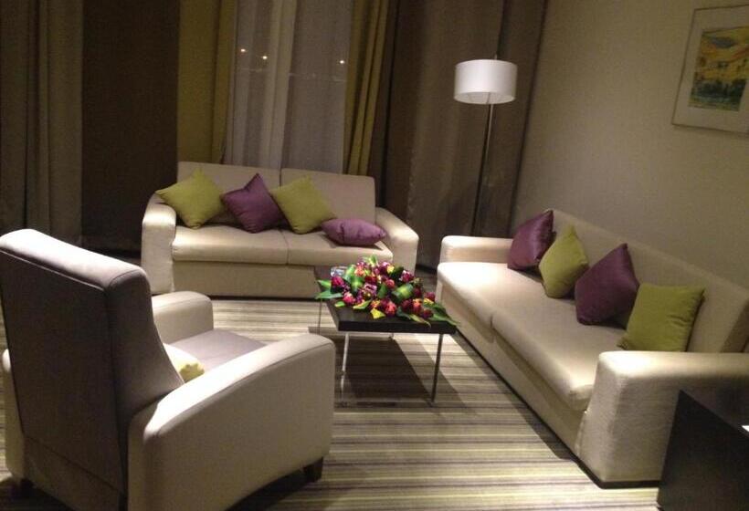 מיטת קינג בסוויטה, Radisson Blu Resort Jizan