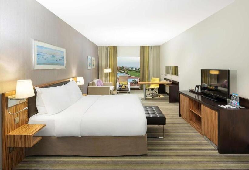 מיטת קינג בסוויטה, Radisson Blu Resort Jizan