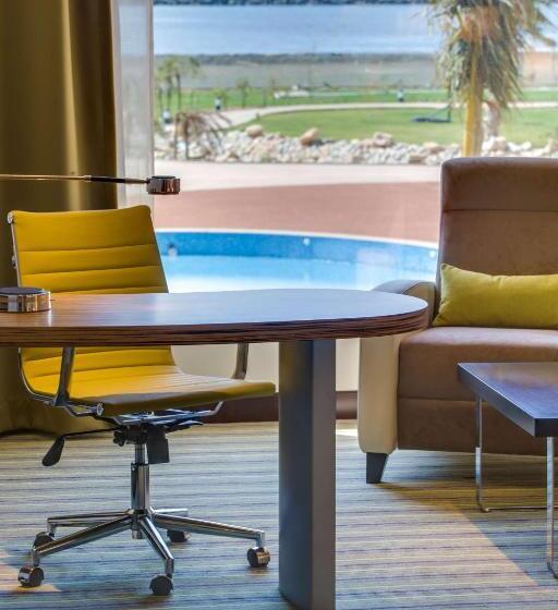 חדר פרמיום בצד עם נוף לים, Radisson Blu Resort Jizan