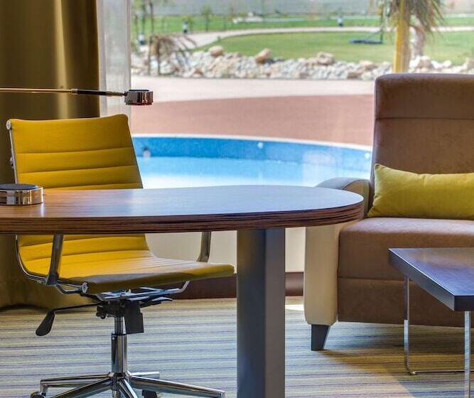 חדר סופריור נוף לבריכה, Radisson Blu Resort Jizan