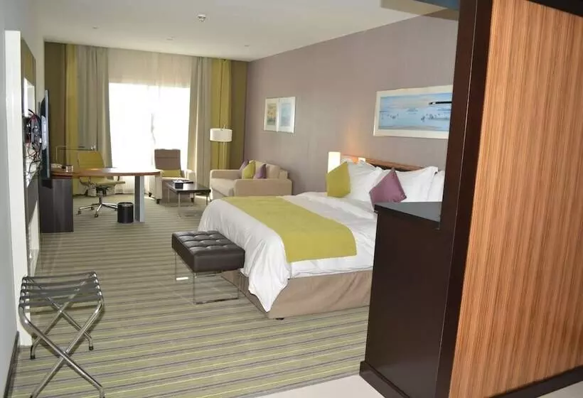 اتاق سوپریور با چشم‌انداز استخر, Radisson Blu Resort Jizan