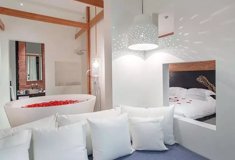 Deluxe room with river view, Sala Ayutthaya