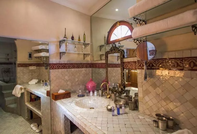 سوییت, Riad Thamayna