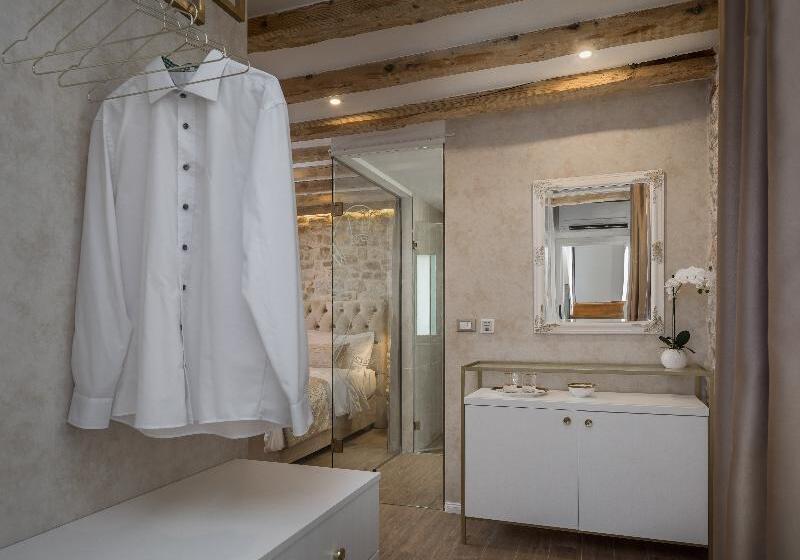 Standard Studio, Villa Angira