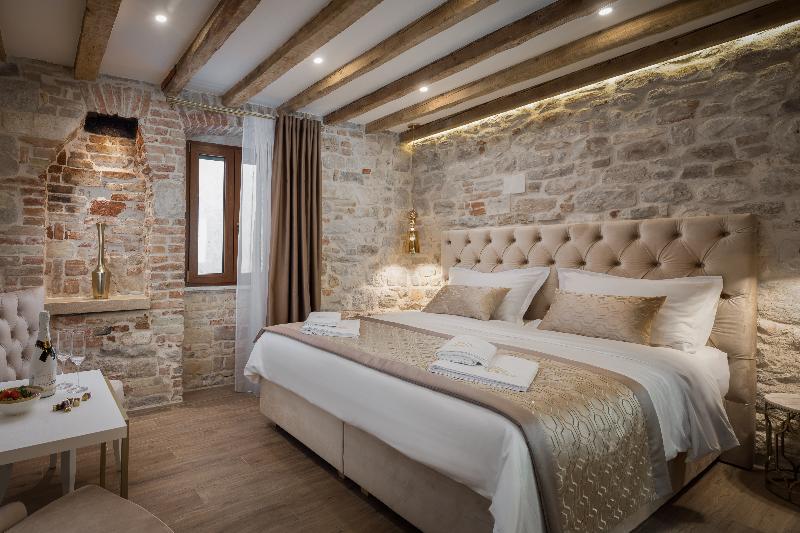 Standard Studio, Villa Angira