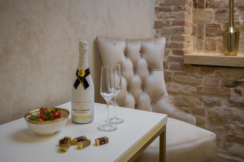 Standard Studio, Villa Angira