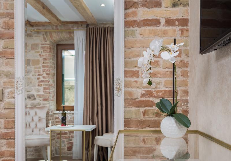 Standard Studio, Villa Angira