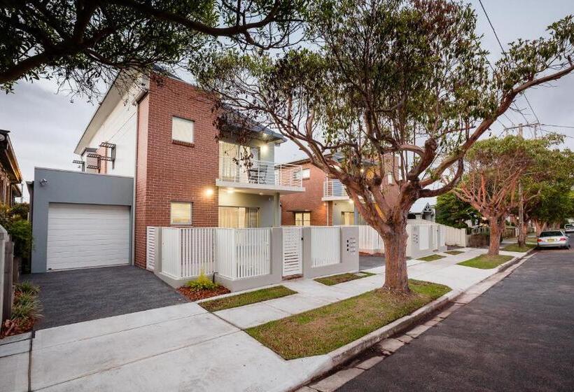 شقة غرفتين, Hamilton On Everton