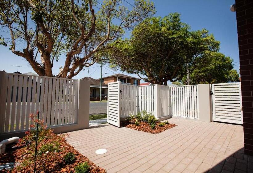 شقة غرفتين, Hamilton On Everton