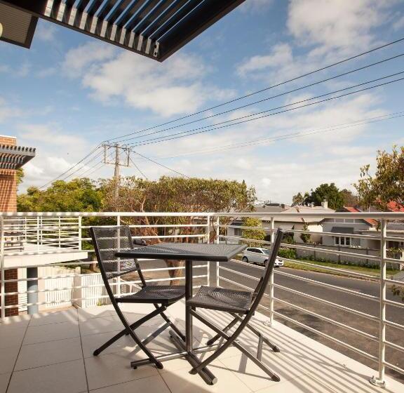 شقة غرفتين, Hamilton On Everton