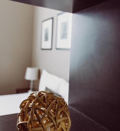 דירת חדר, Crossroads