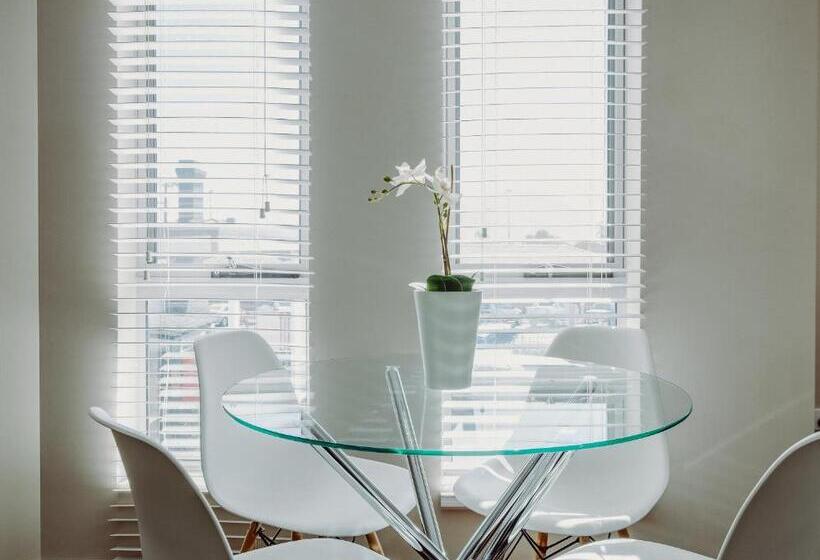 דירת אקזקיוטיב 2 חדרים, Crossroads