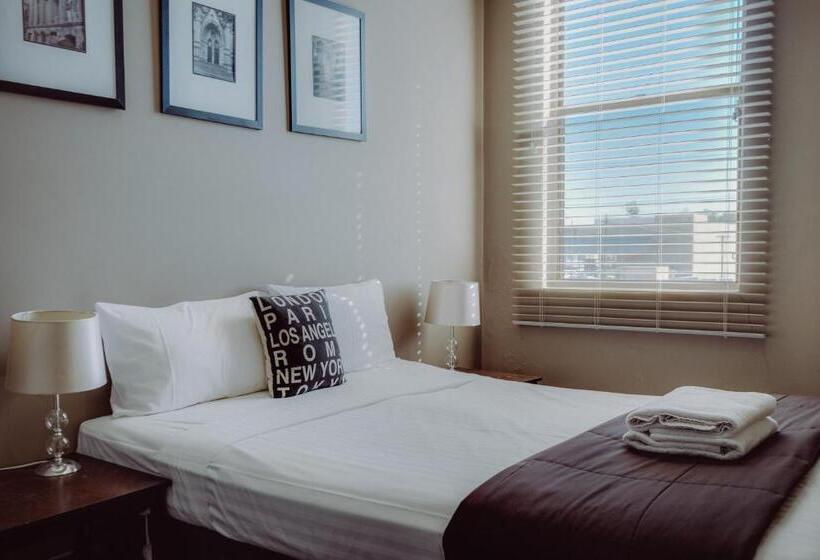 דירת אקזקיוטיב 2 חדרים, Crossroads