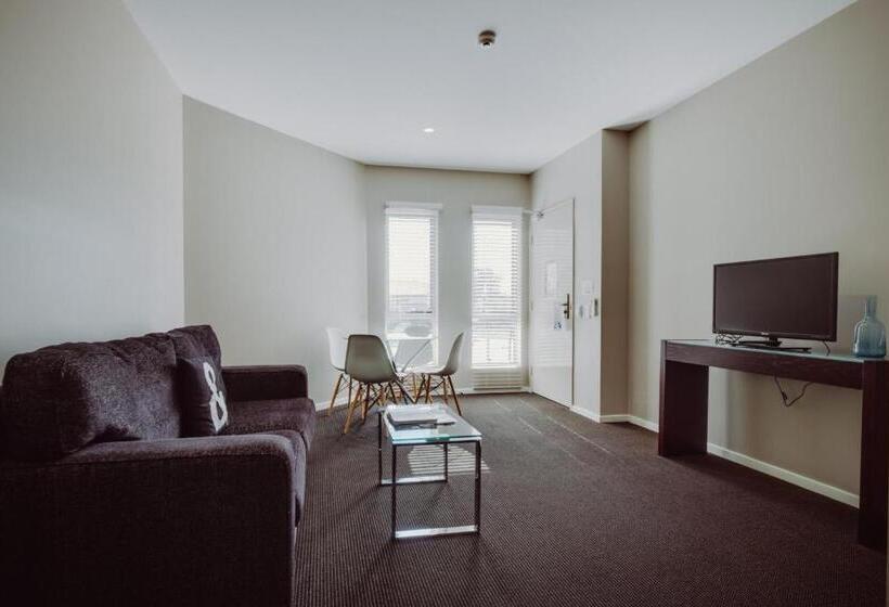 דירת אקזקיוטיב, חדר שינה 1, Crossroads