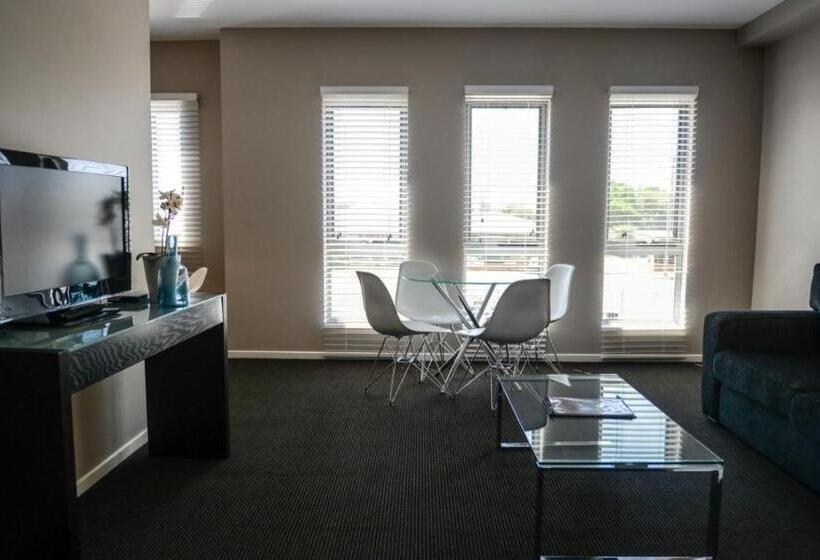 דירת אקזקיוטיב, חדר שינה 1, Crossroads